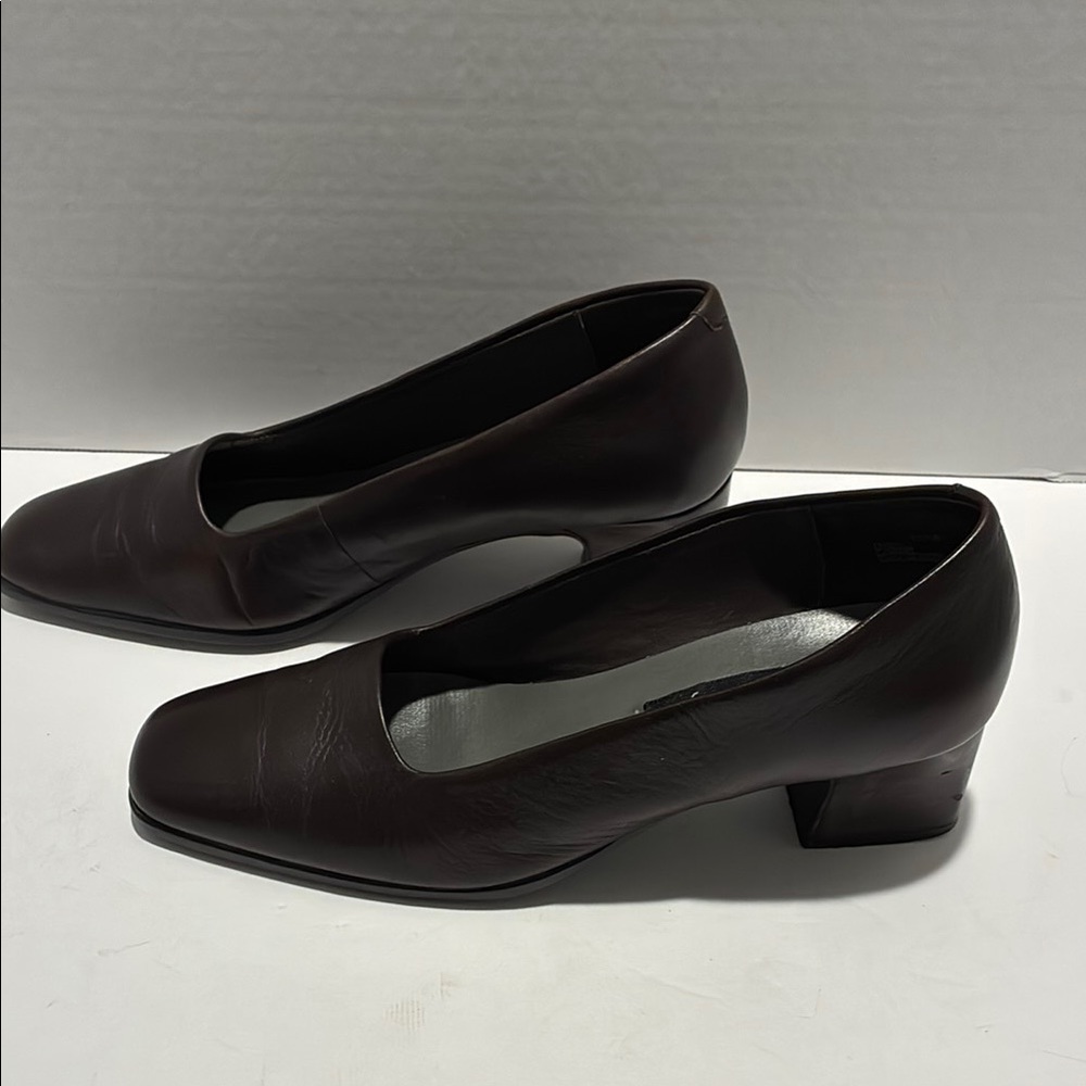 Jasmine flex brown pumps
Size 8M women’s